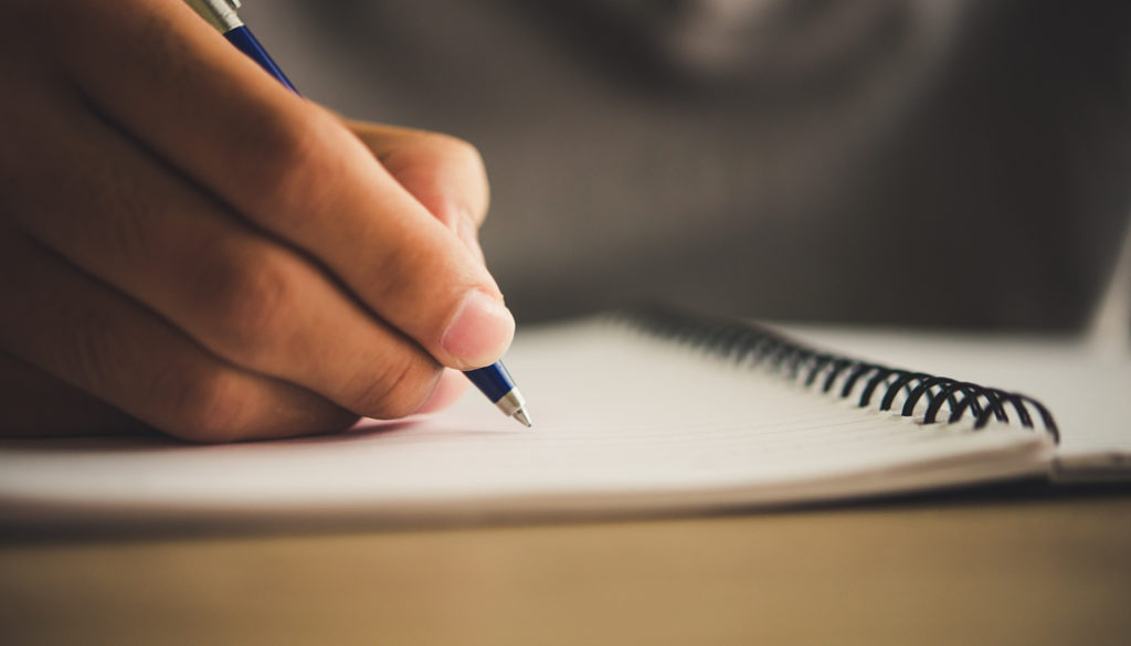 fingers-note-report-journalist-filling-web