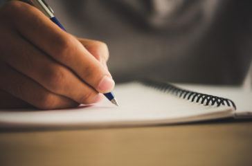 fingers-note-report-journalist-filling-web