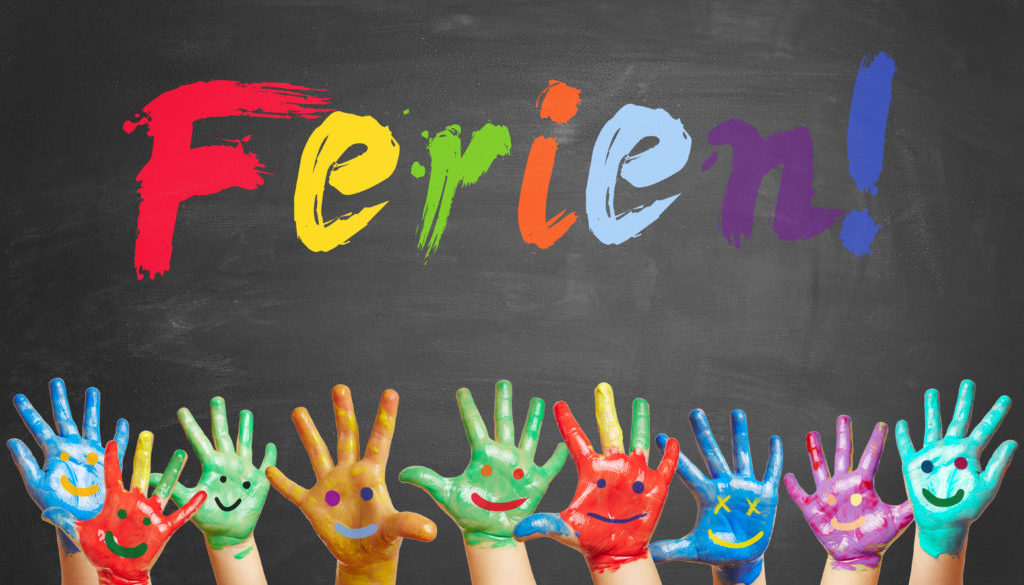 Kinder mit bunten Händen jubeln über Ferien