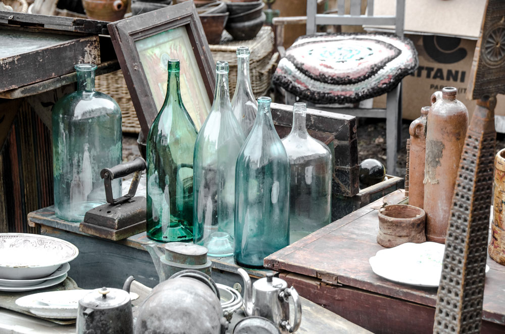 antique-objects-flea-market-close-up-web
