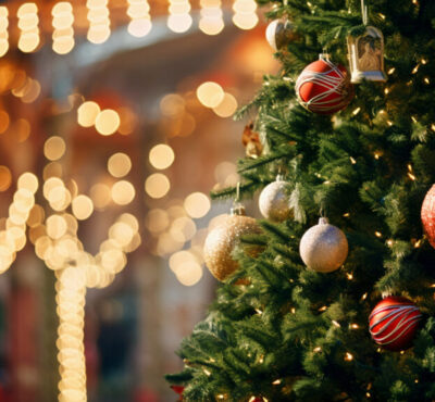 blick-auf-den-wunderschoen-geschmueckten-weihnachtsbaum-im-freien
