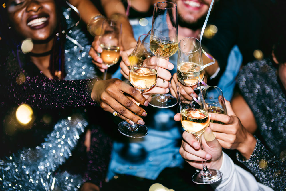 menschen-feiern-in-einer-party