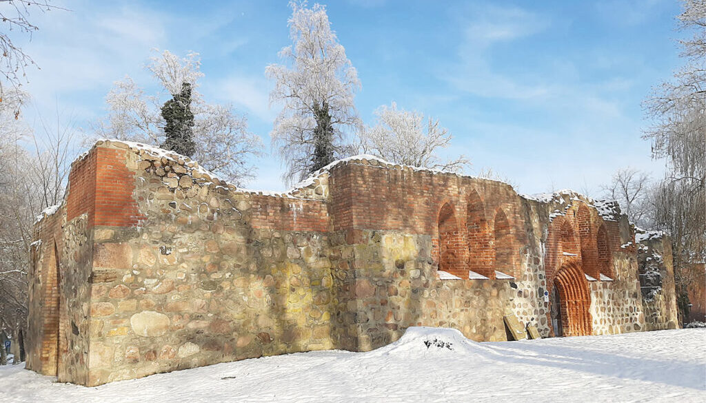 Die-Satower-Kirchruine-im-Winter