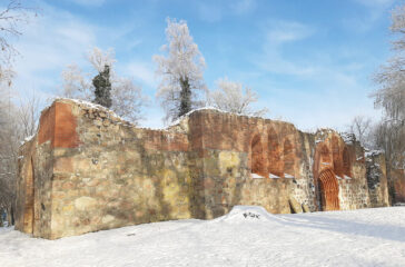 Die-Satower-Kirchruine-im-Winter