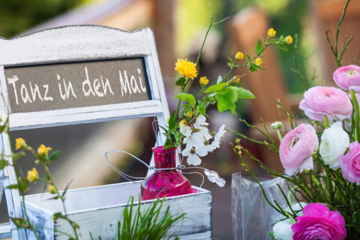 Tanz in den Mai, Tafel mit Dekoration im Frühling