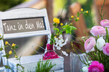 Tanz in den Mai, Tafel mit Dekoration im Frühling