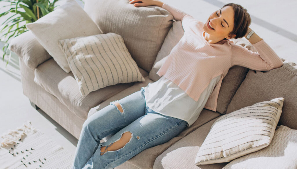 woman-relaxing-sofa-while-robot-vacuum-cleaner-doing-housework-Kopie