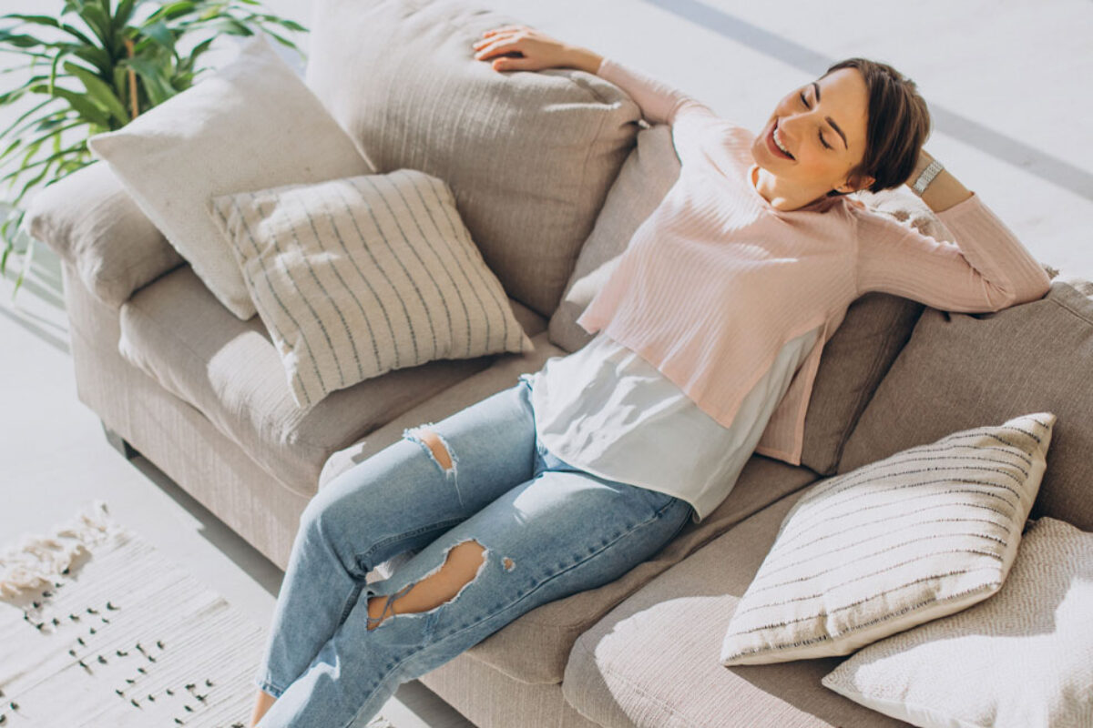 woman-relaxing-sofa-while-robot-vacuum-cleaner-doing-housework-Kopie