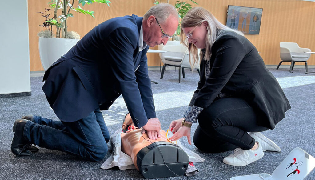 20250813_Bild_OSPA_OstseeSparkasse-Rostock-stattet-Filialen-mit-Defibrillatoren-aus-(1)