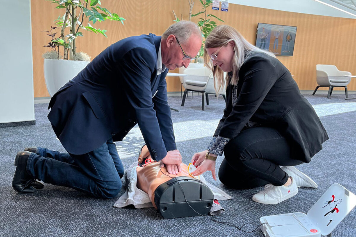 20250813_Bild_OSPA_OstseeSparkasse-Rostock-stattet-Filialen-mit-Defibrillatoren-aus-(1)