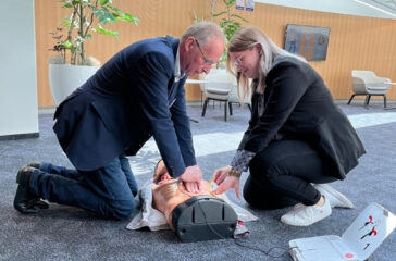 20250813_Bild_OSPA_OstseeSparkasse-Rostock-stattet-Filialen-mit-Defibrillatoren-aus-(1) 20250813_Bild_OSPA_OstseeSparkasse-Rostock-stattet-Filialen-mit-Defibrillatoren-aus-(1)