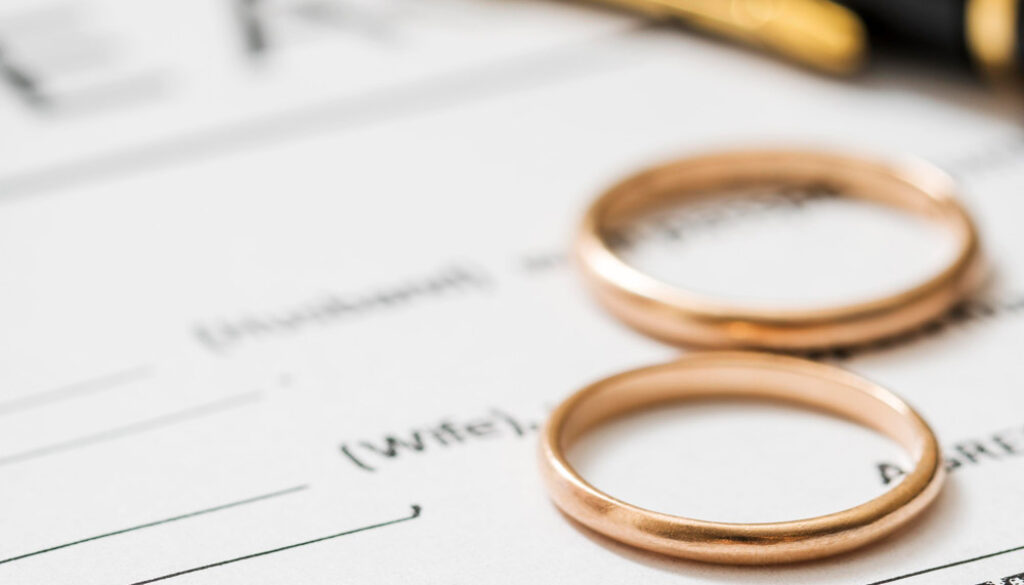 divorce-agreement-with-wedding-rings