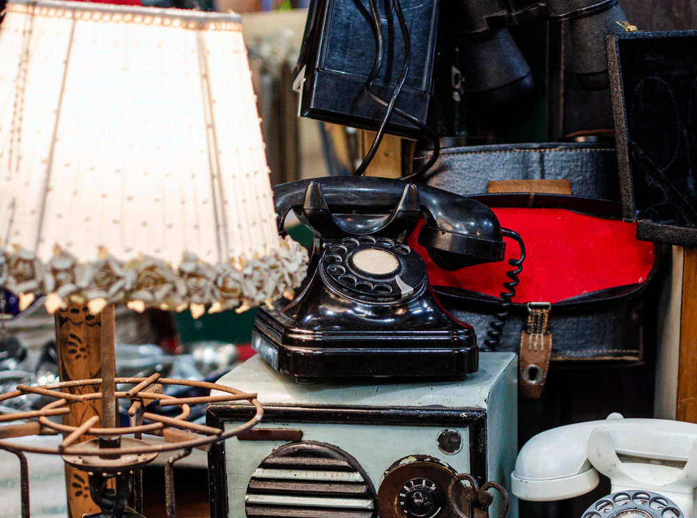 antiques-market-objects-arrangement