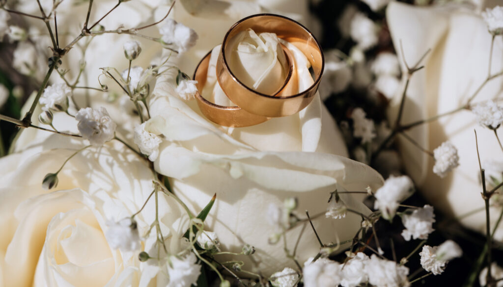 golden-wedding-rings-white-rose-from-wedding-bouquet