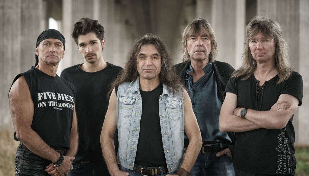 Bandbild-FIVE-MEN-ON-THE-ROCKS